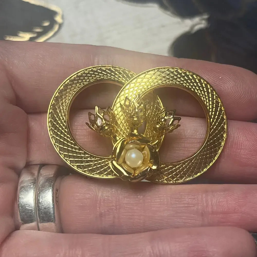 Vintage gold tone double circle flower bouquet faux pearl brooch pin D2